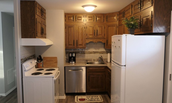 Columbus House | Lil' Grand - 3 bedroom , 1 full bathroom; Ready for your Columbus experience! 😎