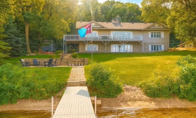 St. Joseph House | Lilac Retreat lake house sauna + pickleball close to St. Johns and St. Bens