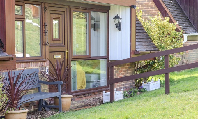 Pevensey House | LILYROSE COTTAGE, pet friendly, with pool in Stone Cross