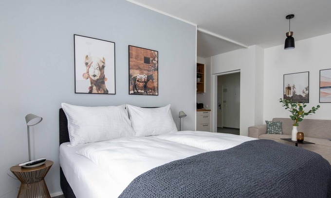 Innere Stadt Apartment | limehome Linz Friedrichstr | Suite XL seating area