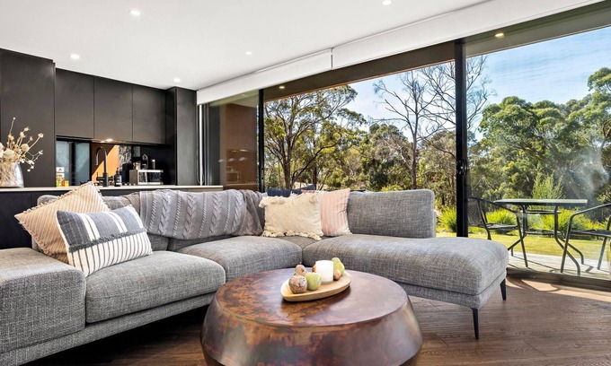 Hepburn Springs House | Lithic House stylish and modern with lovely bush setting