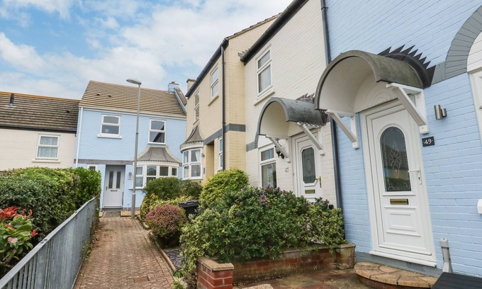 Weymouth House | LITTLE TERN, pet friendly, with a garden in Brewers Quay Harbour
