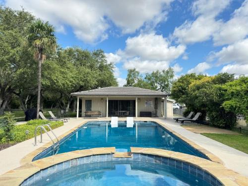 Uvalde Bed & Breakfast | Live Oaks Bed and Breakfast