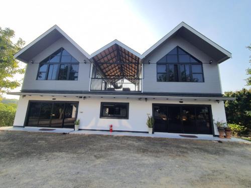 Chom Thong Villa | Living in Ping