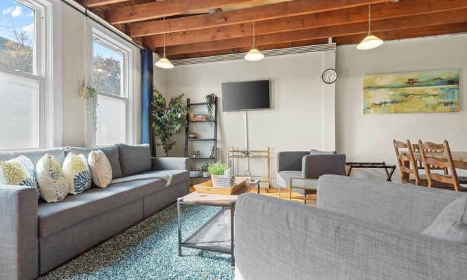 Southeast Bed & Breakfast | Living on The Edge of Capitol Hill, METRO subway