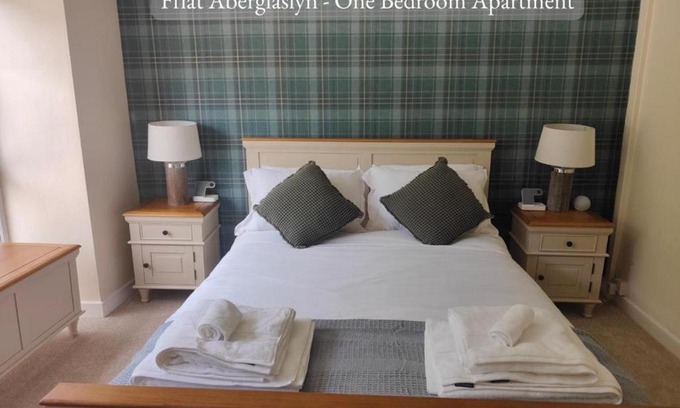 Beddgelert House | Llew Accommodation - The Townhouse
