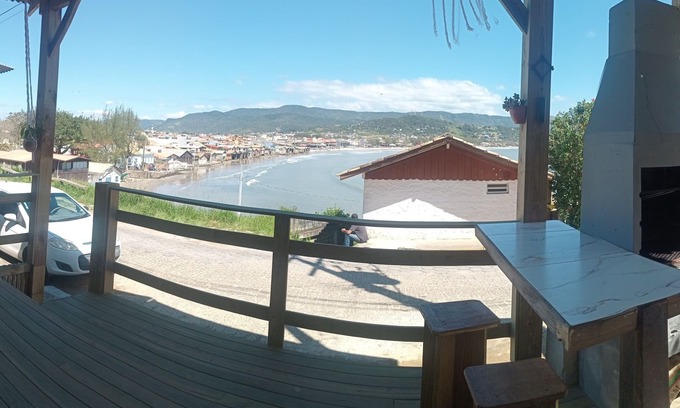 Garopaba House | Lobo do Mar Address House in the historic center of Garopaba, next to the beach.