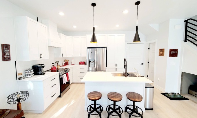 Veterans Park House | Local Host: 3BR 2.5BA by BSU DT GreenBelt & Skiing
