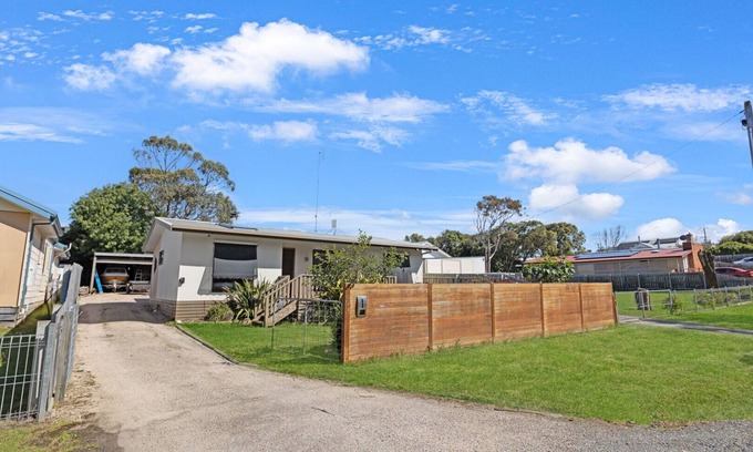 Lake Tyers Beach House | Located just a stone’s throw away from Lake Tyers and Water Wheel Tavern