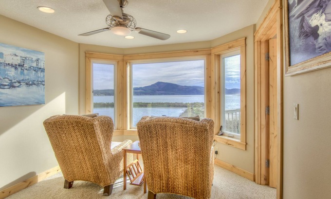 Netarts House | Located on the Netarts Bay walking distance to the boat launch and the schooner