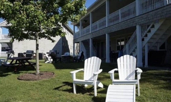 Block Island Resort | Located steps from Old Harbor and beaches nRestaurants and shops one block away.