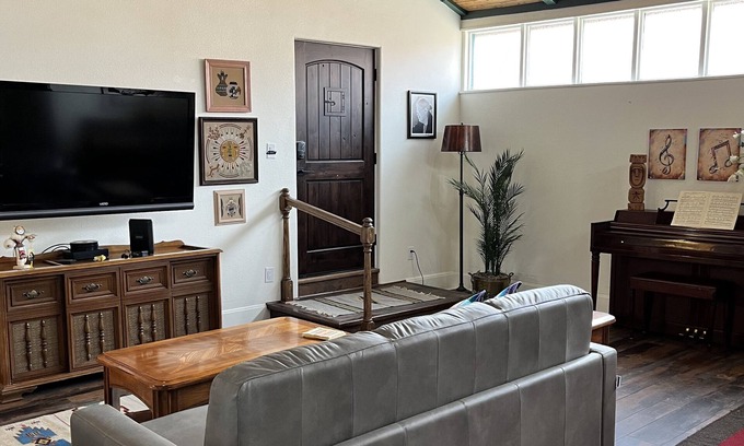 West Old Town House | Located within in Old Town Albuquerque nWalking Distance to shops and museums