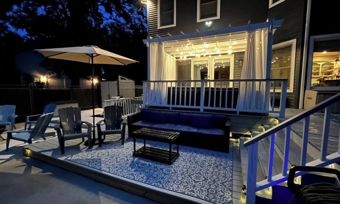 Granger House | LOCATION A+ Large Home sleeps 15, walk to dinner & shopping, <10 min to ND!