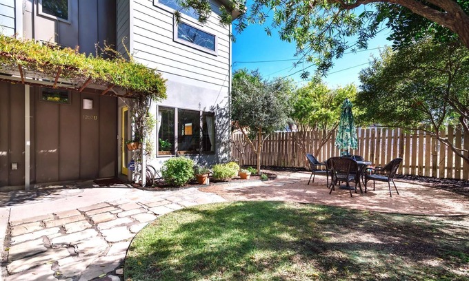 East Cesar Chavez House | Location! Walk to Downtown and Rainey St. Comfy fully stocked home with large patio and garden.