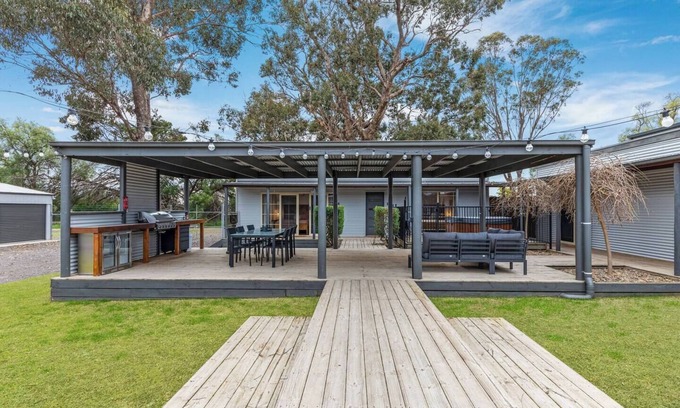 Bridgewater on Loddon House | Loddon Retreat - Sleeps 12