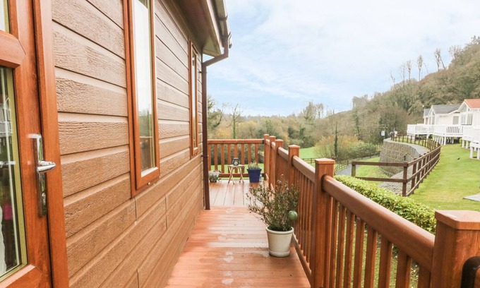 Narberth Cabin | LODGE 78, family friendly, with a garden in Wisemans Bridge