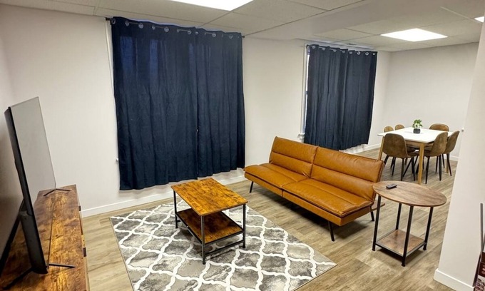 Walkerville Apartment | loft Apt On Wyndotte | 2bed 1bath | Nr tunnel