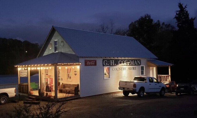 Bean Station Apartment | Loft at the Country Store! Unique Southern Stay! 1bed, 1bath
