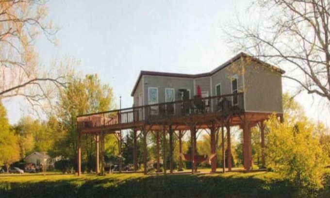 Paris Cabin | Loft Cabin on Stoner Creek - 3 minutes from Downtown Paris KY