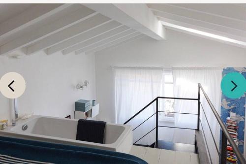Monte Argentario Apartment | Loft due livelli di design pubblicato su riviste architettura con due posti auto