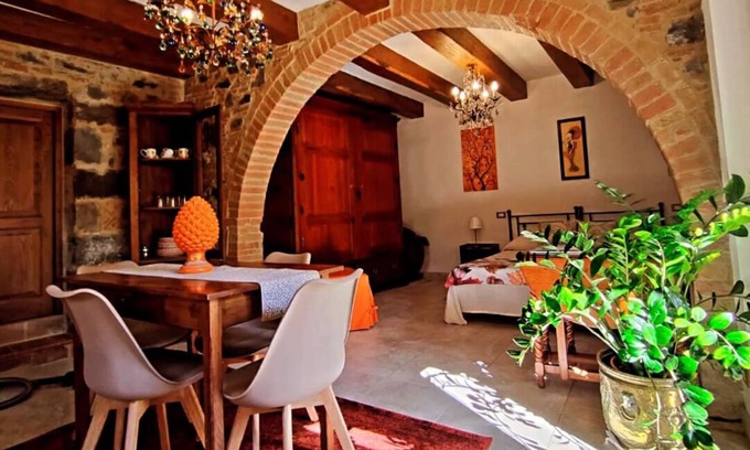 Radicofani Apartment | Loft with flowered courtyard in Val d'Orcia Radicofani