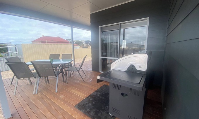 Melville House | Lofty's Shack - Modern 3 bedroom, Free WiFi!, Off peak special!