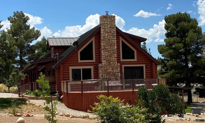 St. George House | Log Cabin Close to Trails & Snow Canyon State Park