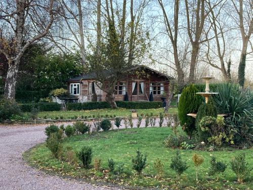 Uckington Apartment | Log Cabin, Conveniently Situated halfway between Stratford and Warwick