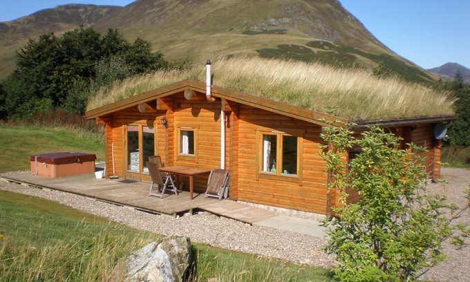 Spittal of Glenshee Cabin | Log Cabin with Hot Tub & Sauna for 4/5 | In the Cairngorm National Park | Great Views