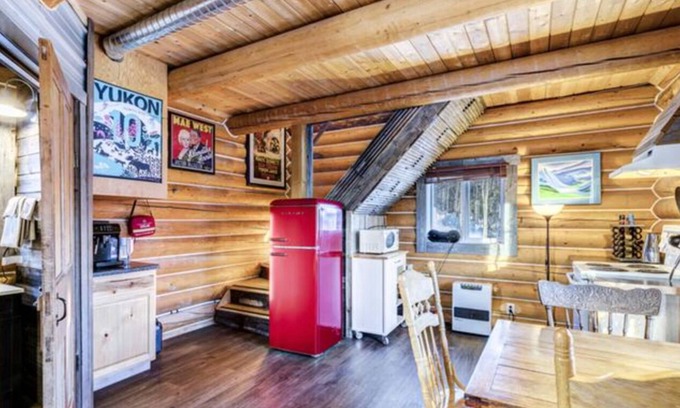Yukon Cabin | Log Cabin with Amazing Mountain & Lake Views (allergy-friendly)