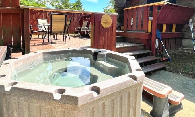 Cape Girardeau House | Log Cabin with Brand-new Hot Tub! W/Pool Table - Near Downtown Cape and Casino