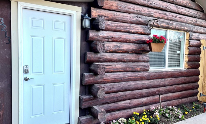 Spenard Cabin | Log house in heart of Anchorage