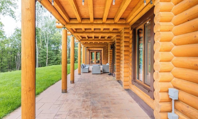 Scotrun Ski Chalet | Log House Vacation Rental with Pool in 5 minutes from Camelback Resort