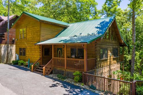 Gatlinburg House | Log Inn, 5 bed 3 bath group cabin in Gatlinburg with game room and hot tub, seasonal resort pool