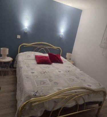 Arpajon-sur-Cere Apartment | Logement chez habitant