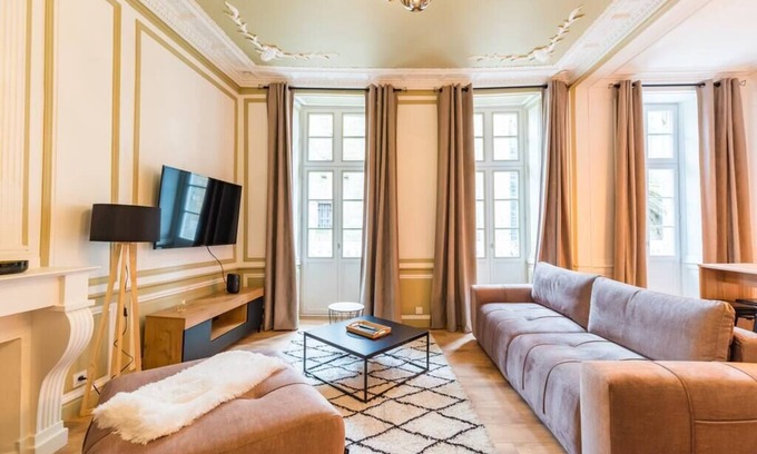 Guingamp Apartment | Logement D'exception : 6 Chambres et Babyfoot