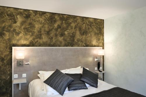 La Ferte-Imbault Hotel | Logis Auberge À La Tête De Lard