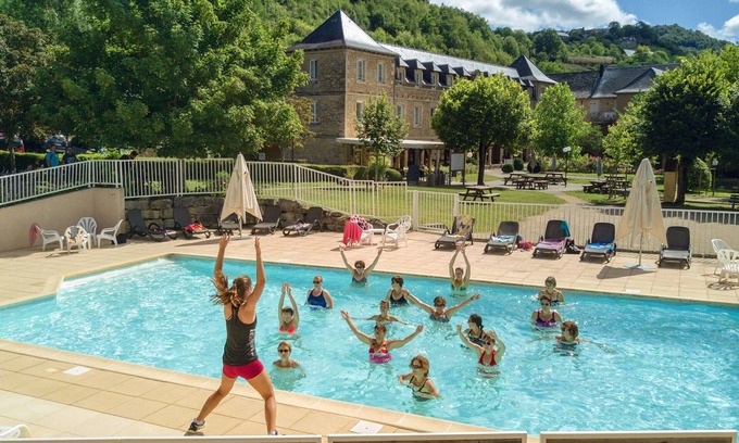 Salles-la-Source Hotel | LOGIS HOTEL - L'HÔTEL DES BAINS