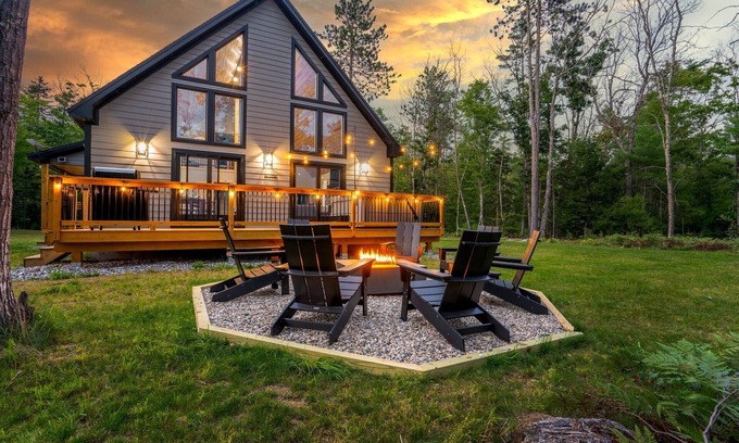 Bethel House | Lollapalooza Lodge| HotTub! Fireplace! DOGS OK!