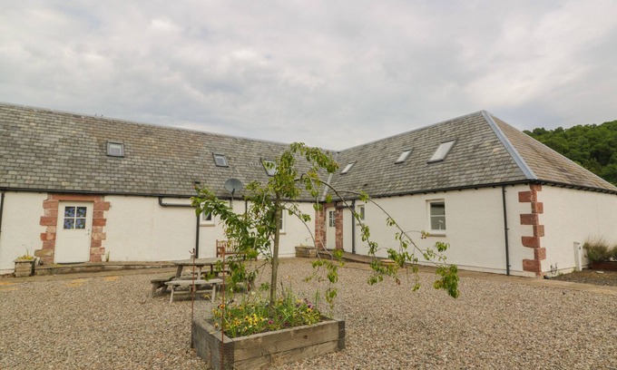Murthly Cottage | LON COTTAGE, pet friendly, with a garden in Blairgowrie