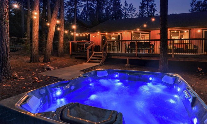 Big Bear Lake Cabin | Lone Wolf Lodge by Destination Big Bear : Close to the Village & Snow Summit! Pet Friendly! Apple & YouTube TV! Hot Tub!