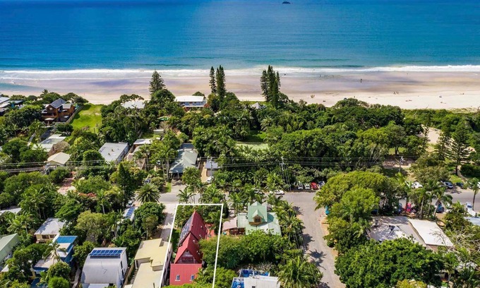 Belongil House | Longhouse - spacious 4 BR Belongil Beach retreat