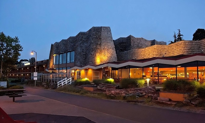 Port Angeles Resort | Look No Further! 4 Classy Units, Outdoor Pool, FREE Parking, Pets Allowed!