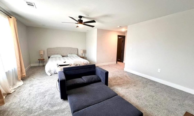 Princeton House | Loop, New Luxurious Large 3BR, Sleeps 9 + Parking