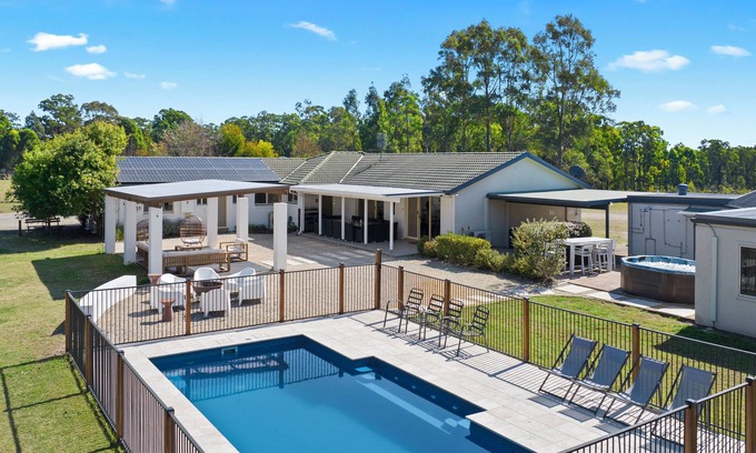 Lovedale House | Lovedale Lodge up to 40 guests|10 bedroom|acres| heated pool &spa and games shed