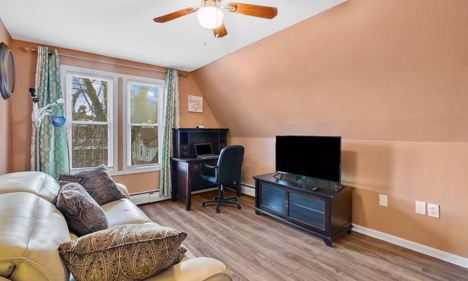 Hartford Apartment | Lovely 1-bedroom third floor apartment in Hartford with fast WiFi access