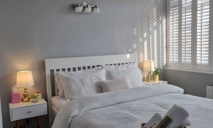 Redbridge Apartment | Lovely 1 bedroom with free parking.