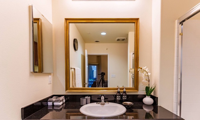 Wilshire Apartment | Lovely-1bed Condo in DTLA + Parking & Wifi