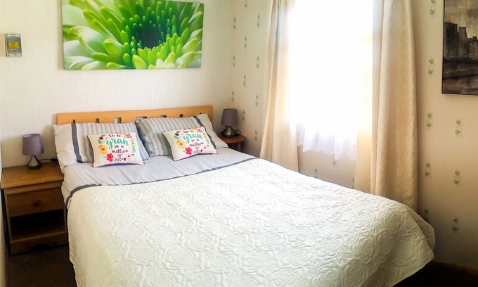 Leysdown-on-Sea Villa | Lovely 2 Bed Holiday Chalet Sleeps 5 at Priory Hill Leysdown Kent
