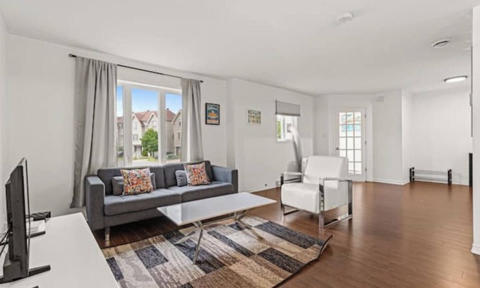 Brossard Apartment | Lovely 2-bedroom Apt. in DIX30 close to DT